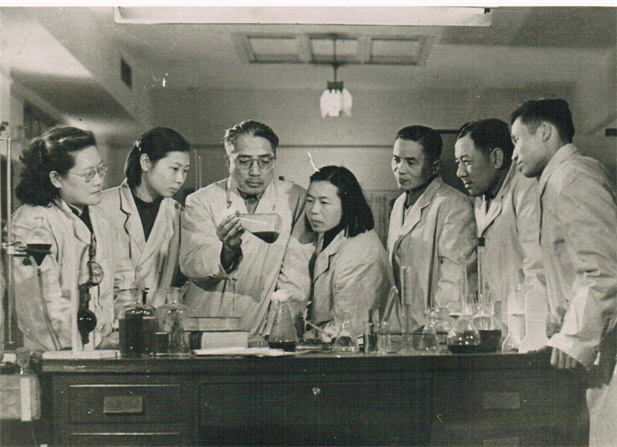 1950年代，著名微生物藥物學(xué)家，后任上海醫(yī)藥工業(yè)研究院抗生素室主任、副院長(zhǎng)、名譽(yù)院長(zhǎng)的童村，與科研人員在一起開(kāi)展課題研究。.jpg