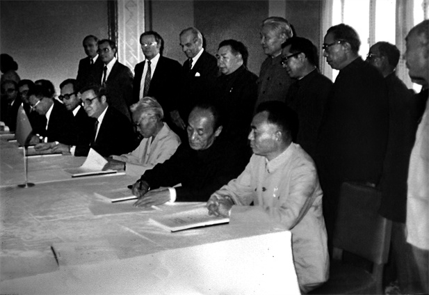 1982年11月，中瑞合資企業(yè)華瑞制藥在京簽約.jpg