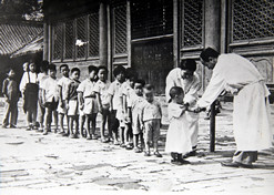 1950年初，位于天壇的中央防疫處（國(guó)藥集團(tuán)中國(guó)生物北京生物制品研究所前身）為兒童接種疫苗