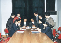 1990年，侯惠民帶領(lǐng)研發(fā)科研人員和企業(yè)科研人員一起交流。1996年侯惠民當(dāng)選中國(guó)工程院院士