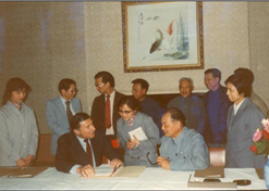 1982年，國(guó)藥外貿(mào)與百時(shí)美施貴寶公司合資建立中美上海施貴寶制藥有限公司，中美上海施貴寶是中國(guó)第一家中美合資制藥公司。